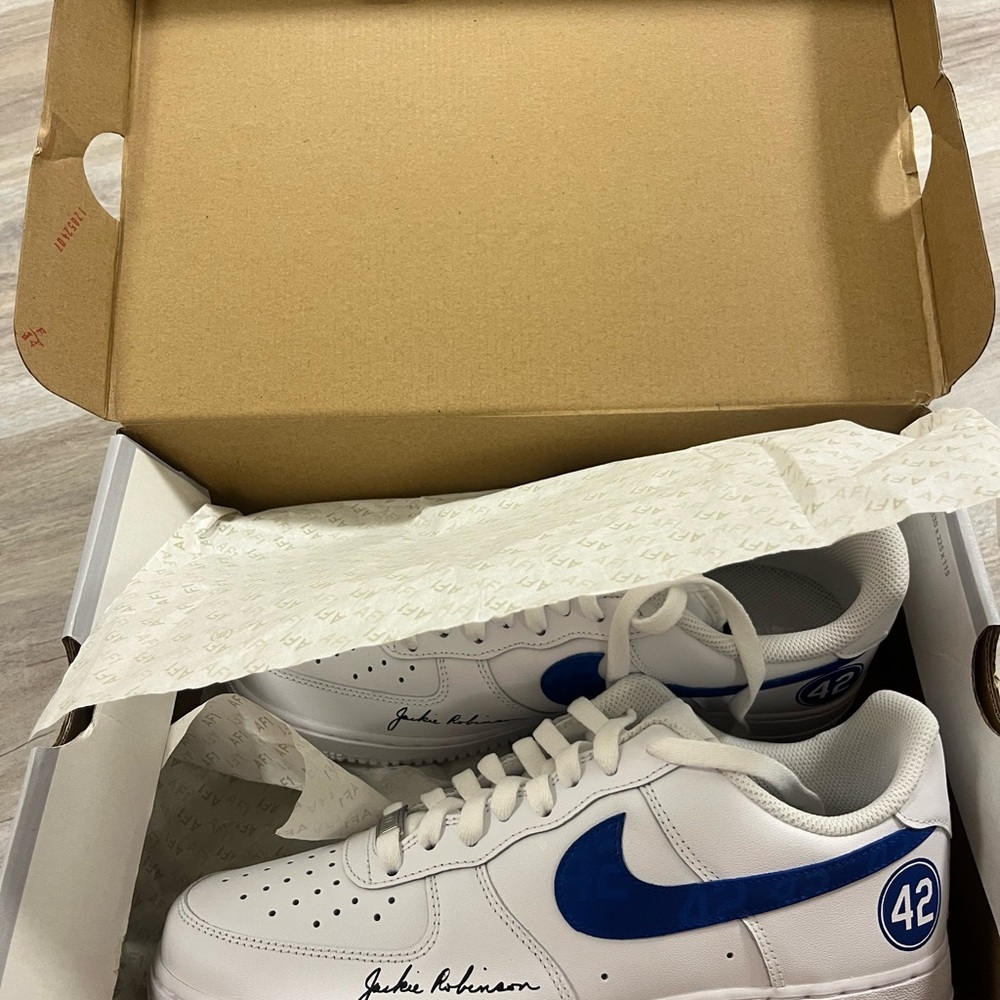 Nike Women's White and Blue Athletic Shoes